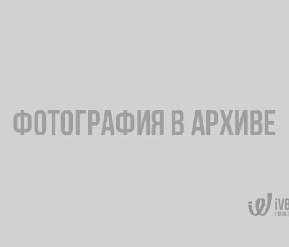 Работник экстренно стал посыпать тротуар после того, как человек на нем поскользнулся
