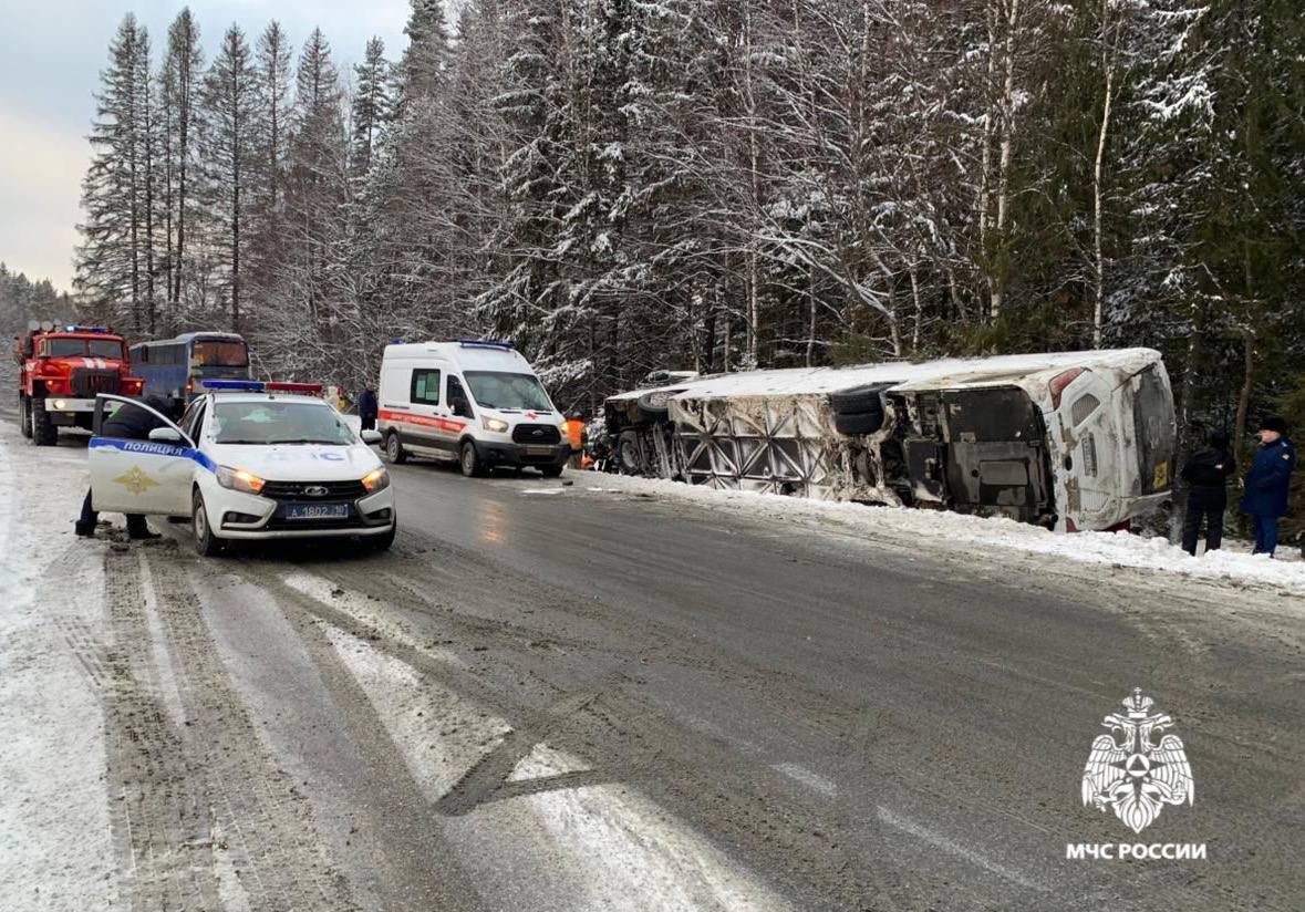 Появились кадры с места ДТП с туристическим автобусом в Карелии