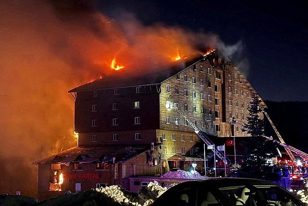 76 человек погибли при пожаре в отеле Турции - В стране объявлен национальный траур.