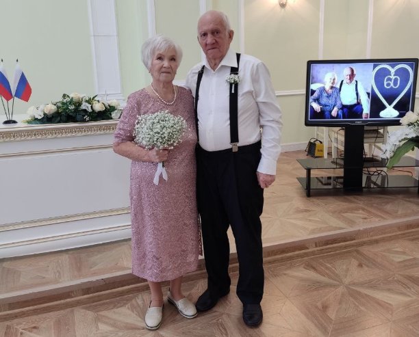 Супружеская пара из Киришей отметила 60-летие брака - Николай и Екатерина Ивановы отметили бриллиантовую свадьбу. В честь такого события супругам оказали 