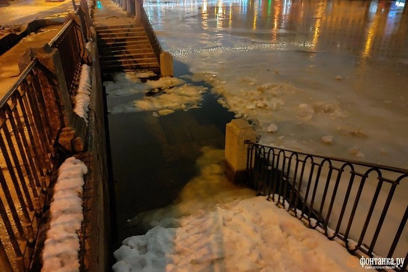 Вода в реках и каналах Петербурга поднялась на метр посреди зимы - В реках и каналах Санкт-Петербурга резко поднялся уровень воды. Ночью на набережной Лейтенанта Шмидт