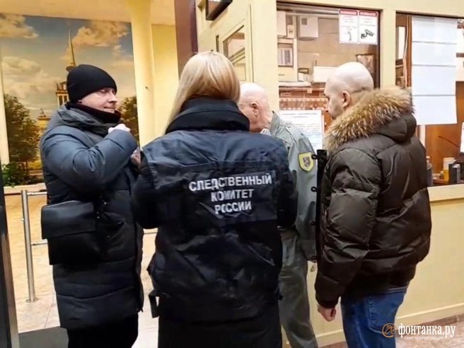 Сразу в пяти районных администрациях Петербурга проходят обыски - Обыски проходят из-за ряда случаев падения сосулек на прохожих.
