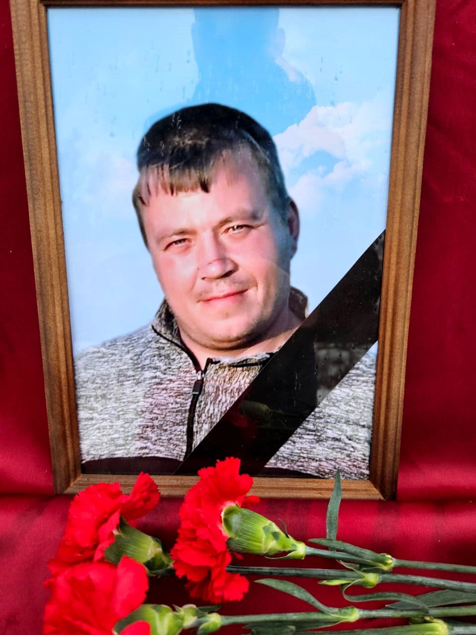 С двумя погибшими в зоне СВО военными простились в Тихвине - Родные, друзья и земляки проводили в последний путь Виталия Тарасова и Сергея Душенко.
