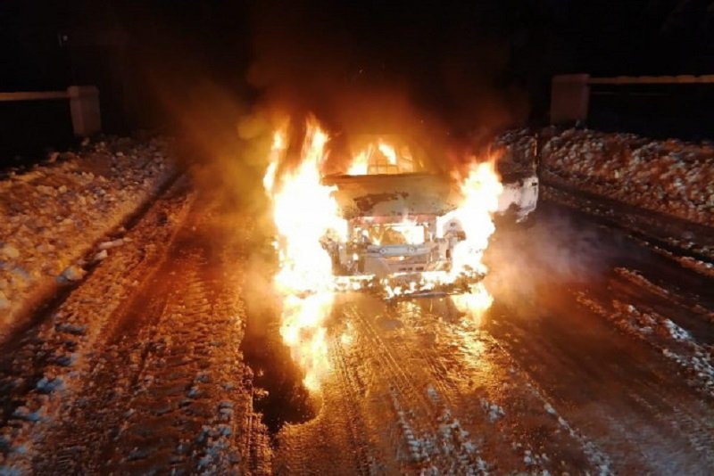 Иномарка полностью сгорела в Лужском районе - Рано утром 13 января в деревне Больше Замошье Лужского района полностью выгорел легковой автомобиль.