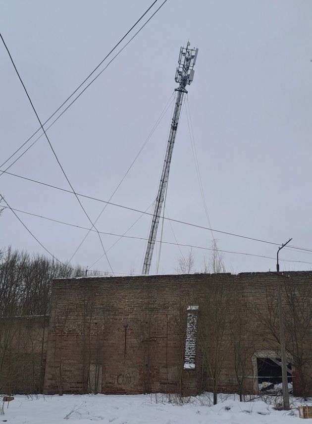 В Ивангороде накренилась вышка сотовой связи - Здесь же рядом находится детская поликлиника.