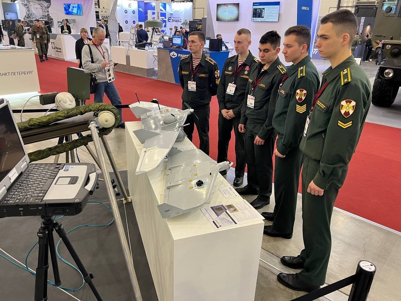 На базе петербургской Военной академии Росгвардии появятся две новые кафедры - роботехники и беспилотных летательных аппаратов - Об этом рассказал начальник академии, генерал-майор Андрей Кийко.