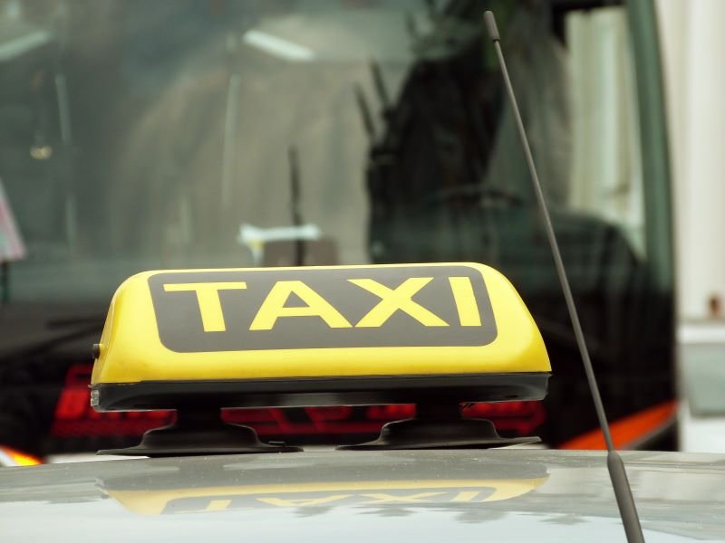 В Петербурге приостановили разрешение на работу более 900 таксистов - С 14 января в Санкт-Петербурге свыше 900 водителей такси лишились разрешения на перевозку пассажиров