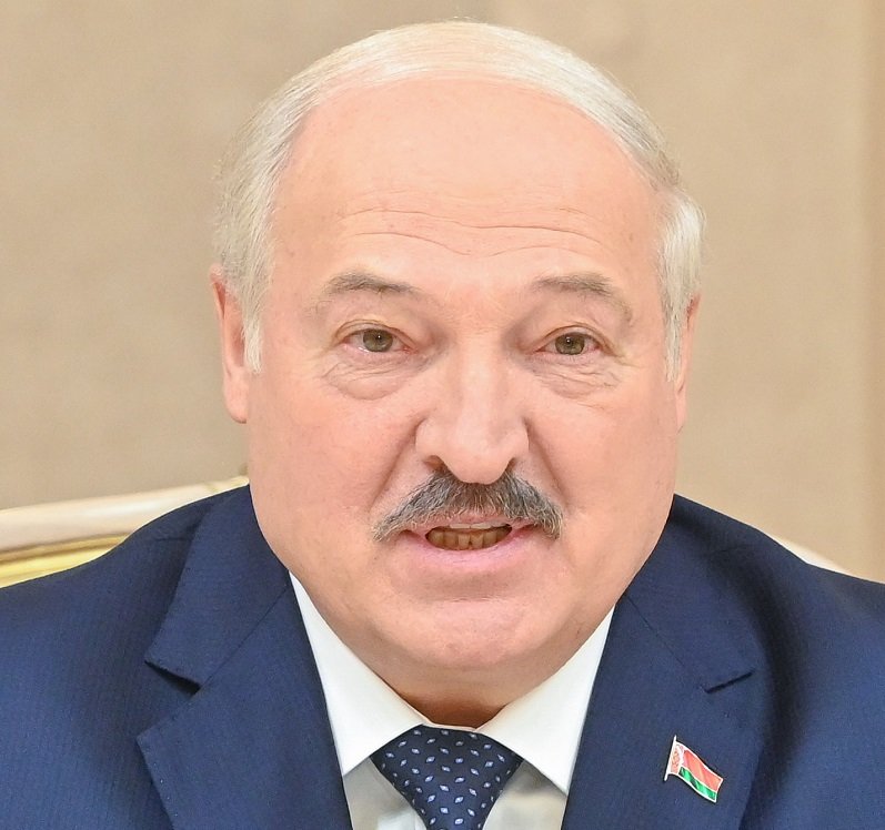 Лукашенко помиловал 23 обвиненных в экстремизме - Президент Беларуси Александр Лукашенко подписал указ о помиловании 23 человек, ранее обвиненных в со
