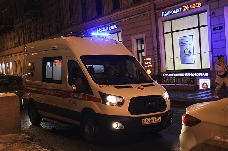 В Петербурге пенсионер погиб после падения на скользкой улице