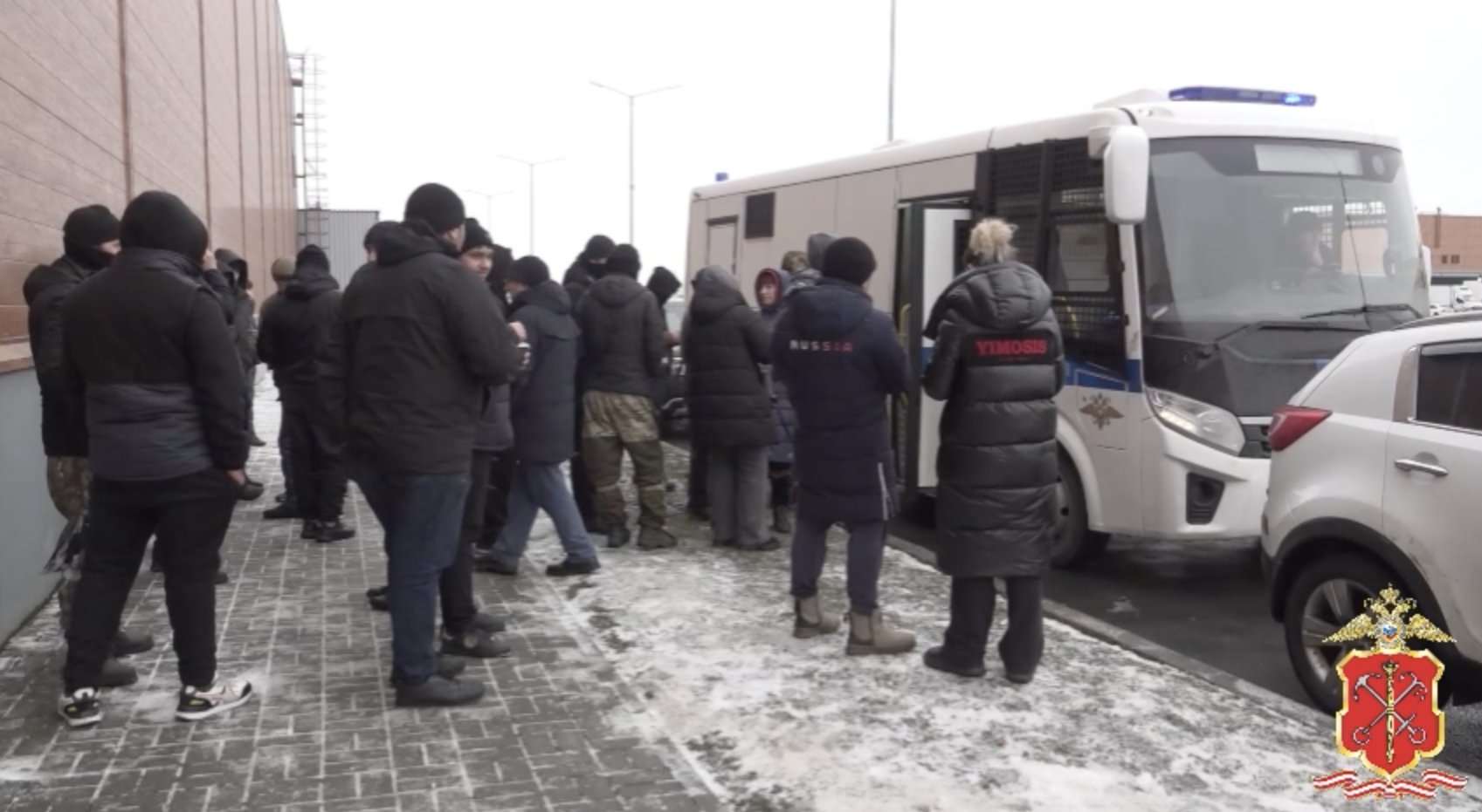 Более 100 нелегальных мигрантов задержали во время очередного рейда в Петербурге - Полицейские вместе с сотрудниками Росгвардии проверяли места компактного нахождения иностранцев, а т