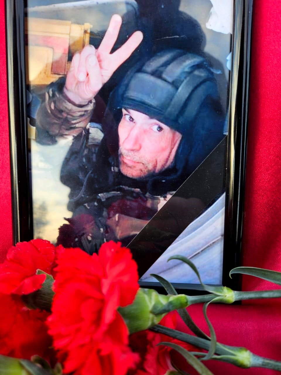 С двумя погибшими в зоне СВО военными простились в Тихвине - Родные, друзья и земляки проводили в последний путь Виталия Тарасова и Сергея Душенко.