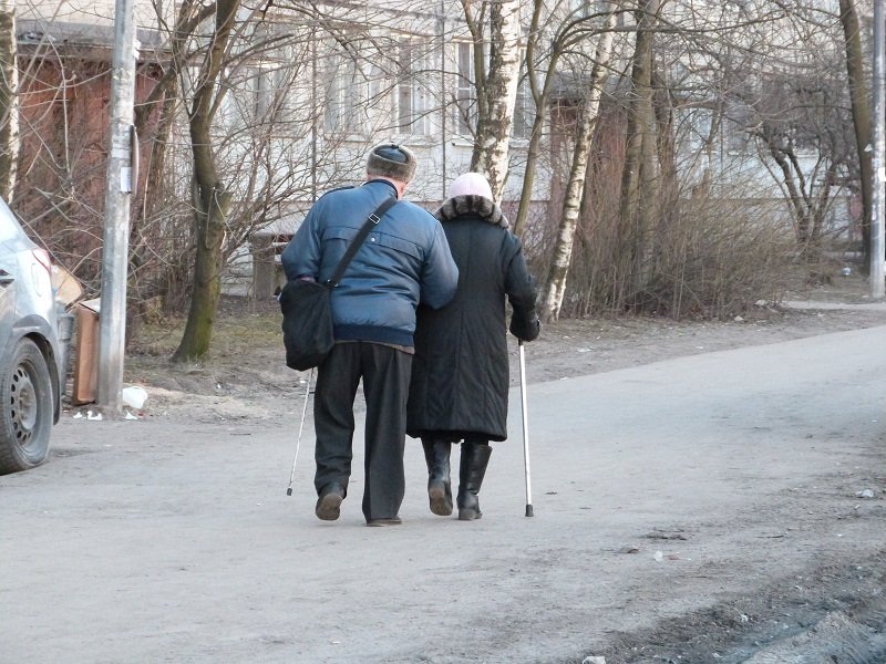 Прокуратура Ленобласти добилась возврата 350 тысяч рублей, украденных у пенсионера мошенниками - Телефонные мошенники обманули 75-летнего жителя Ленинградской области, вынудив его перевести более 3