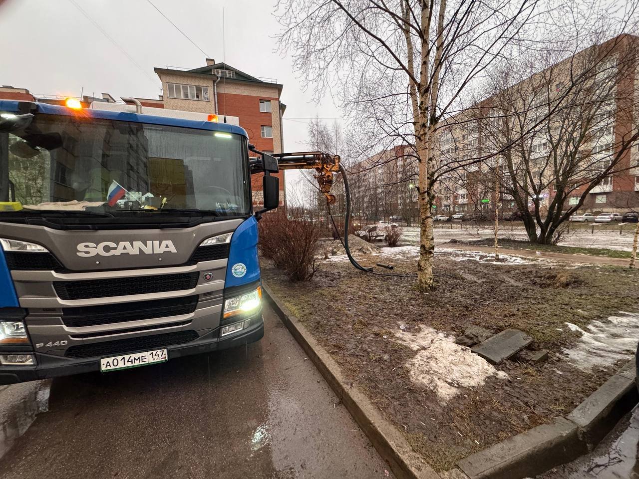 "Находки – удивляют": коммунальщики показали причину прорыва канализации в Тельмана - Специалисты при выполнение работ извлекли из канализации огромное количество мусора, которому там яв