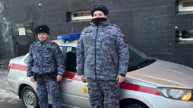 Росгвардейцы помогли спасателям эвакуировать жильцов из горящего дома в Петербурге - Сотрудники Росгвардии, патрулировавшие район, заметили дым и языки пламени, вырывающиеся из окна, и 