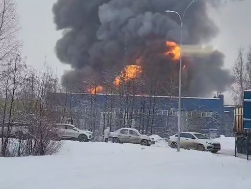 Здание типографии охвачено огнем на Волхонском шоссе - Очевидцы сообщают о взрывах в районе ЧП.