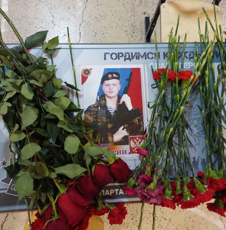 В Кингисеппе увековечили память героя СВО Ивана Колокольчикова - В городской школе №6 установили "Парту Героя" в честь военнослужащего, некогда окончившего это учебн
