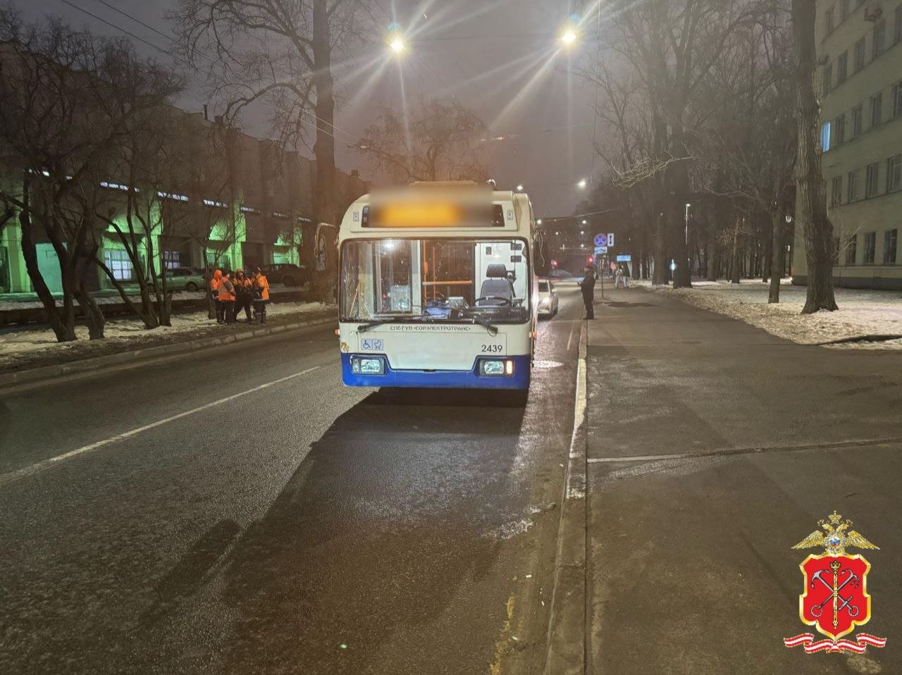 Ребенок оказался в реанимации после наезда троллейбуса в Петербурге - Ребенок переходил проезжую часть вне зоны пешеходного перехода без сопровождения взрослых.