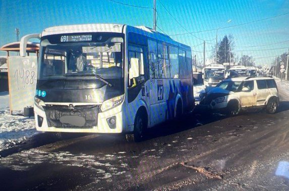 Иномарка влетела в пассажирский автобус в Ломоносовском районе - Полиция уже выясняет обстоятельства ДТП.