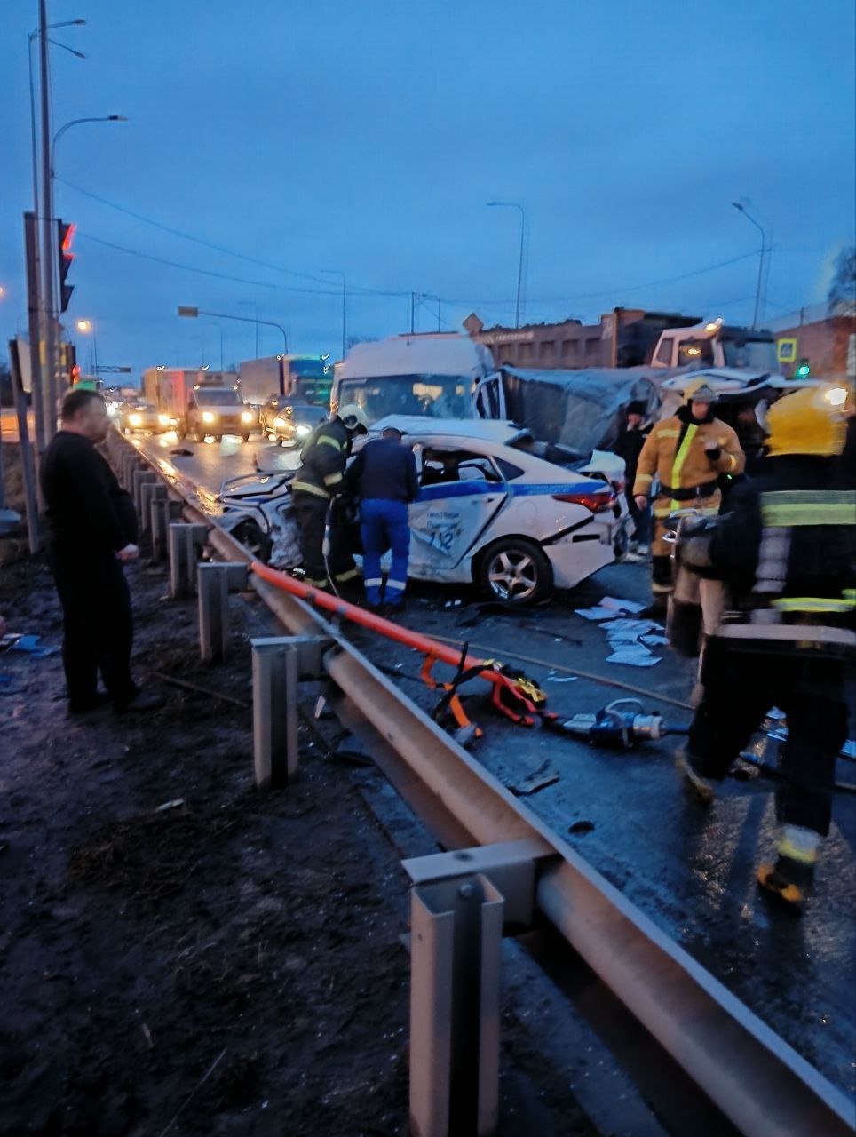 На въезде в Петербург произошла массовая авария - Предварительно, есть пострадавшие.