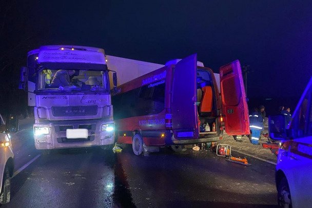 Один человек погиб и 11 пострадали в ДТП с микроавтобусом под Волховом - Движение на участке осуществляется в реверсивном режиме через АЗС.