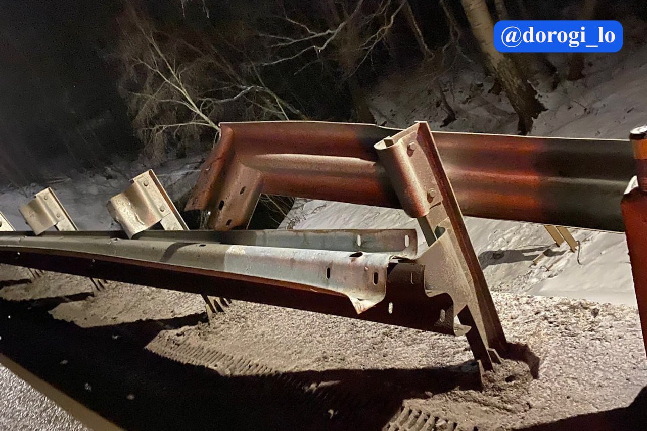 Водитель грузовика повредил мост через реку Воронка и скрылся - Водитель грузовика повредил мост через реку Воронка. Он заехал на переправу с негабаритным грузом и