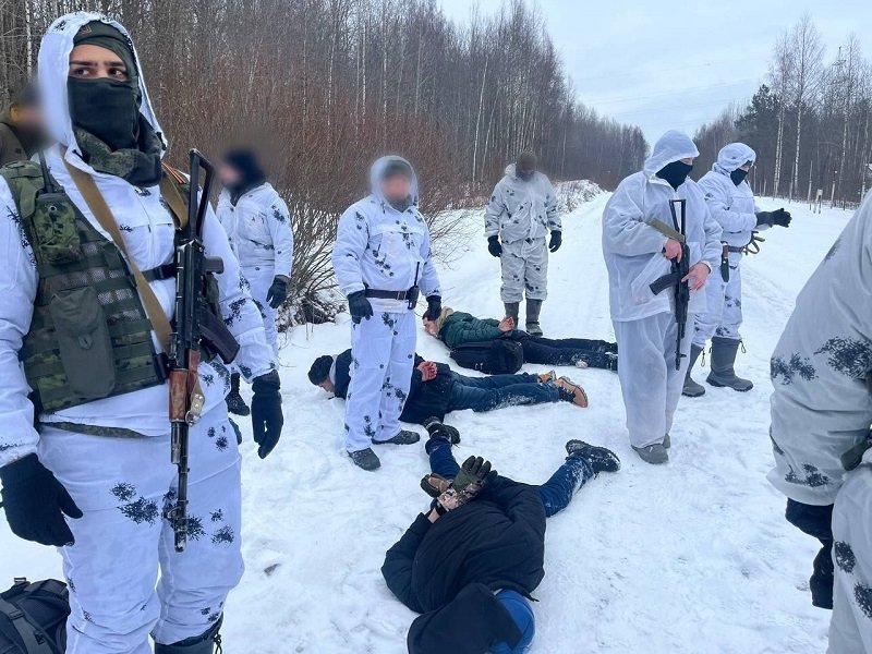 В Выборгском районе задержали иностранцев, пытавшихся незаконно пробраться в Финляндию - Сотрудники Погрануправления ФСБ РФ пресекли попытку незаконного пересечения границы в Выборгском рай
