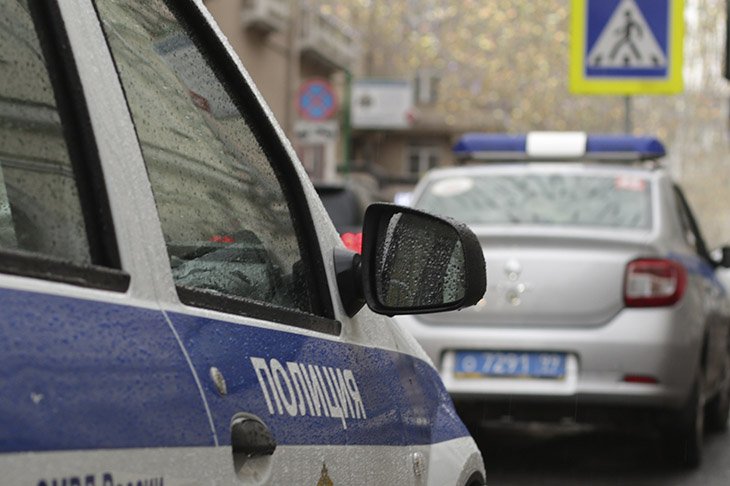 В Гатчинском районе выясняют обстоятельства гибели пенсионера: рядом лежал пистолет - Труп пенсионера с огнестрельным ранением нашли в квартире под Гатчиной.  Полицейские обнаружили целы