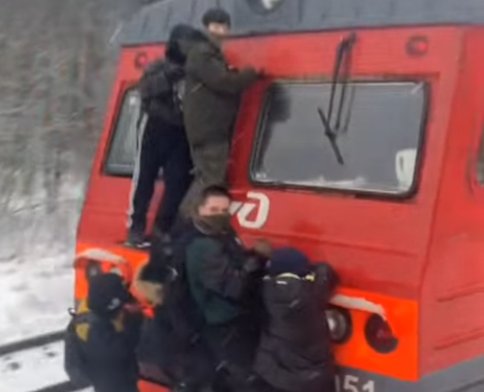 Группу юных зацеперов заметили на электричке в Ленобласти - Сразу несколько подростков были замечены на электричке, следовавшей в Сиверский.