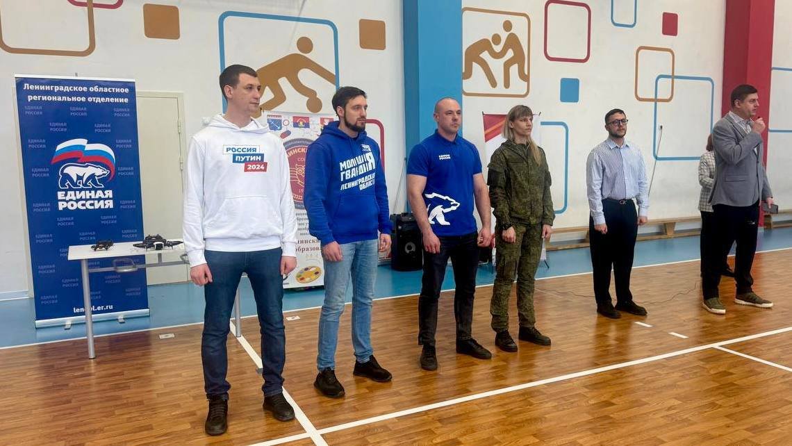 «Единая Россия» провела мастер-класс по управлению беспилотниками в школе Ленобласти - Молодая Гвардия «Единой России» совместно с ленинградским отделением партии провели первый мастер-кл