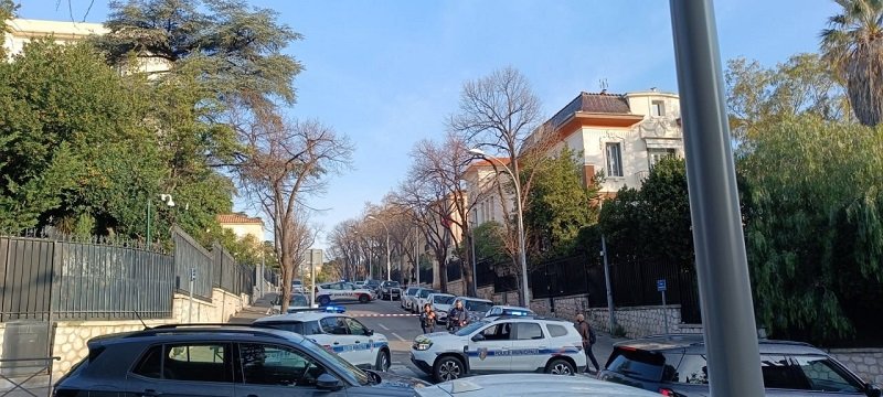 Взрыв произошел на территории посольства России - В сад рядом со зданием консульства России в Марселе неизвестные бросили две бутылки с зажигательной 
