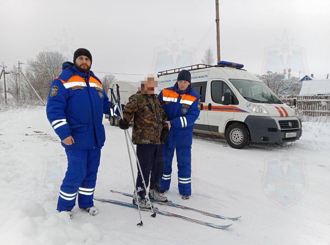 Спасатели помогли пожилому лыжнику, которому стало плохо на прогулке под Волховом - Спасатели транспортировали пострадавшего к машине скорой помощи.