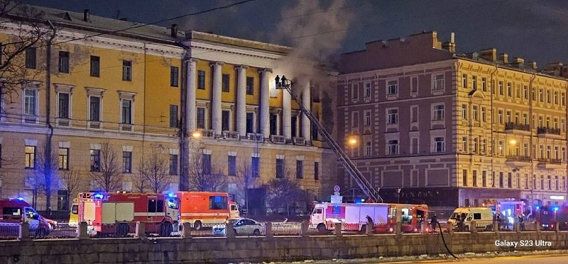 Здание Обуховской больницы загорелось в Петербурге - На месте происшествия работали пожарные команды. Проезд по набережной был перекрыт.