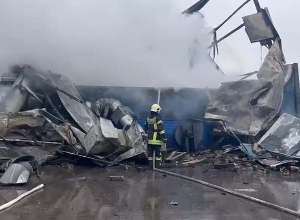 Фото: МЧС Пожару в здании типографии в Ломоносовском районе присвоили повышенный ранг - Информация о пострадавших не поступала.
