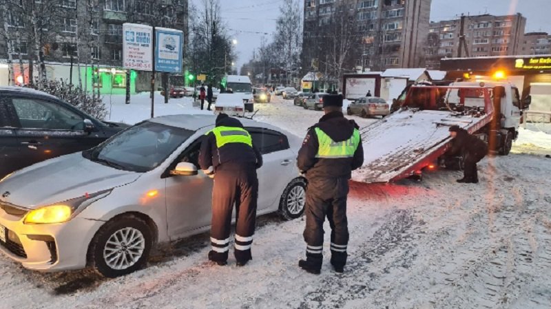 В Кировском районе 20 водителей такси проверили на нарушения - В Кировском районе 27 февраля прошла проверка такси. Межведомственная транспортная комиссия изучила 