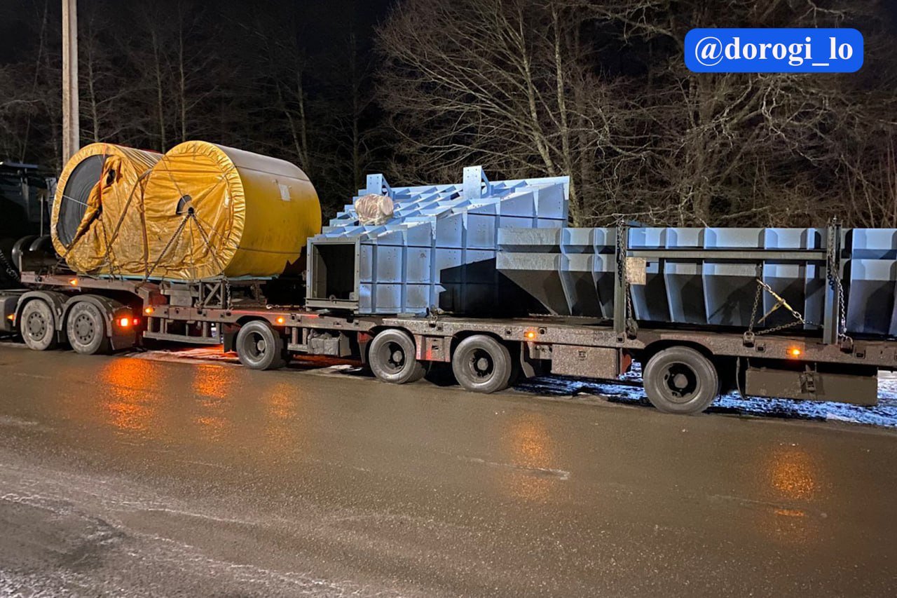 Водитель грузовика повредил мост через реку Воронка и скрылся - Водитель грузовика повредил мост через реку Воронка. Он заехал на переправу с негабаритным грузом и