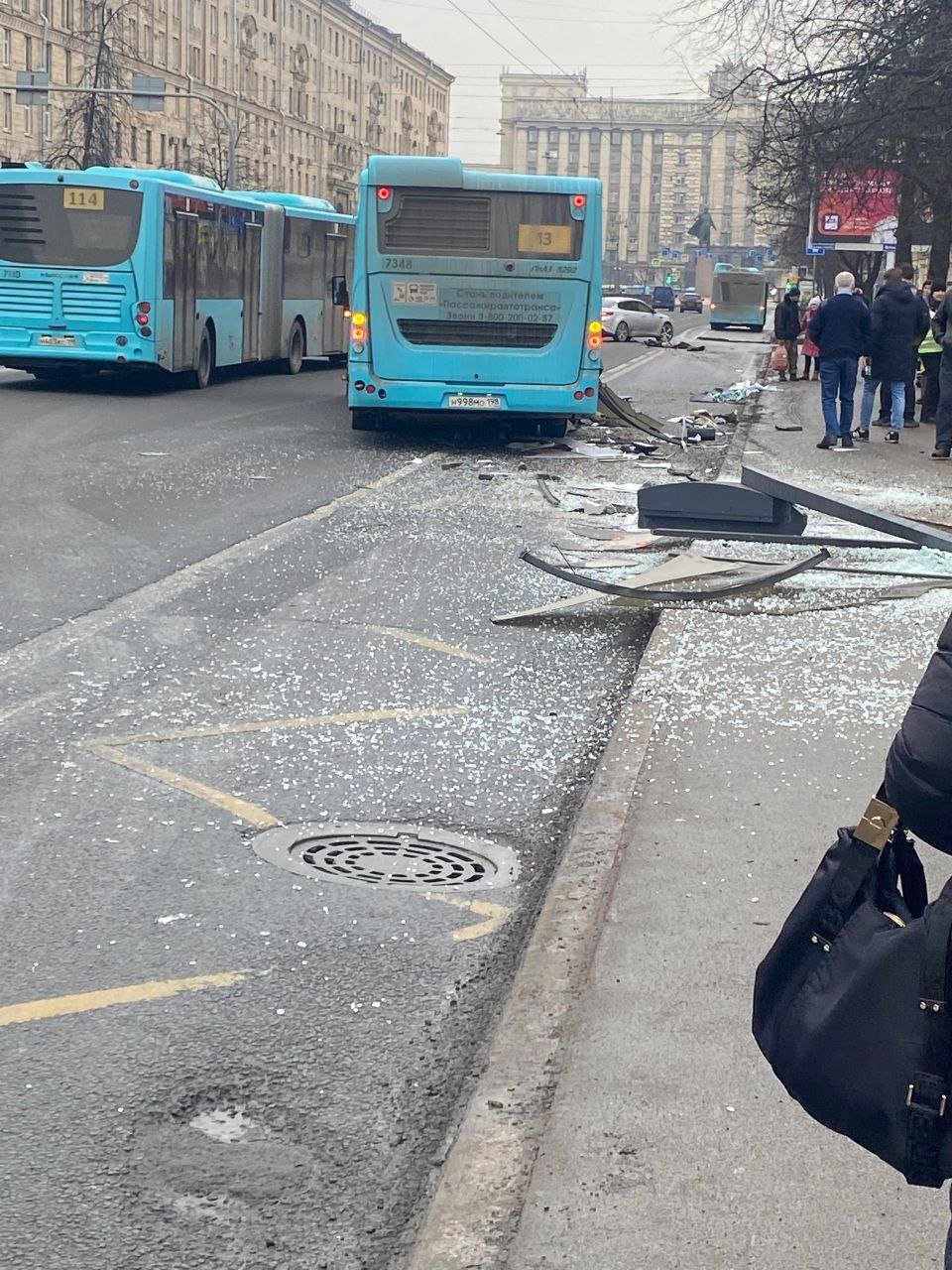В Петербурге пассажирский автобус снес остановку с людьми - По предварительным данным, один человек погиб.