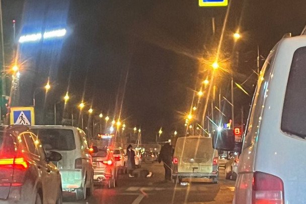 Водитель насмерть сбил пешехода в Янино - По предварительным данным, он переходил дорогу на запрещающий сигнал светофора.