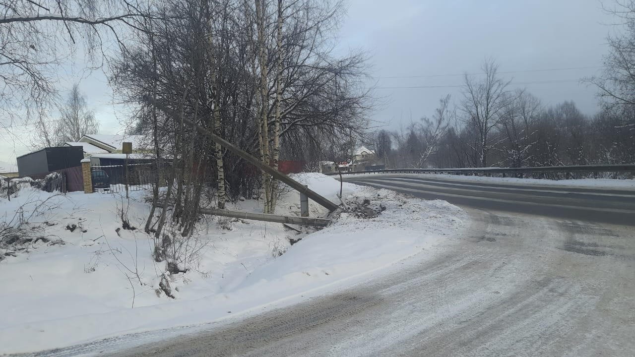 В Сосновом Бору лихач снес фонарные столбы и скрылся - Очевидцев происшествия просят сообщить любую имеющуюся информацию.