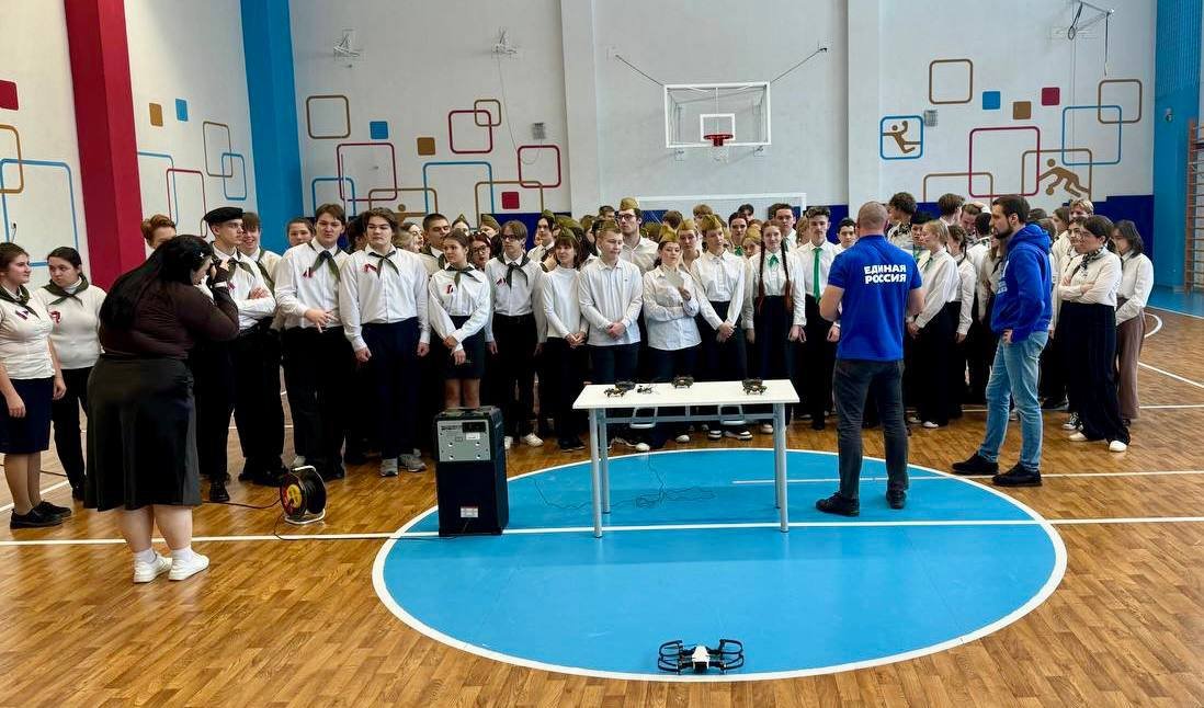 «Единая Россия» провела мастер-класс по управлению беспилотниками в школе Ленобласти - Молодая Гвардия «Единой России» совместно с ленинградским отделением партии провели первый мастер-кл
