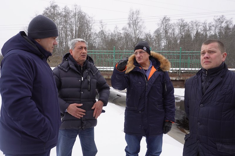 В Сланцах обсудили ремонт моста и ограничение грузового транспорта - Председатель Комитета по дорожному хозяйству Ленобласти Денис Седов совместно с представителями «Лен