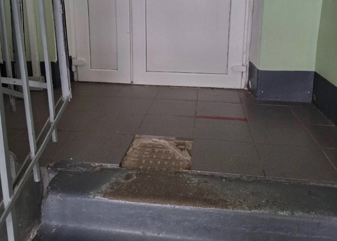 Жители Приозерска жалуются на травмоопасный пол в местной больнице - Посетители "Приозерской МБ" второй год жалуются на разбитое напольное покрытие в медучреждении.