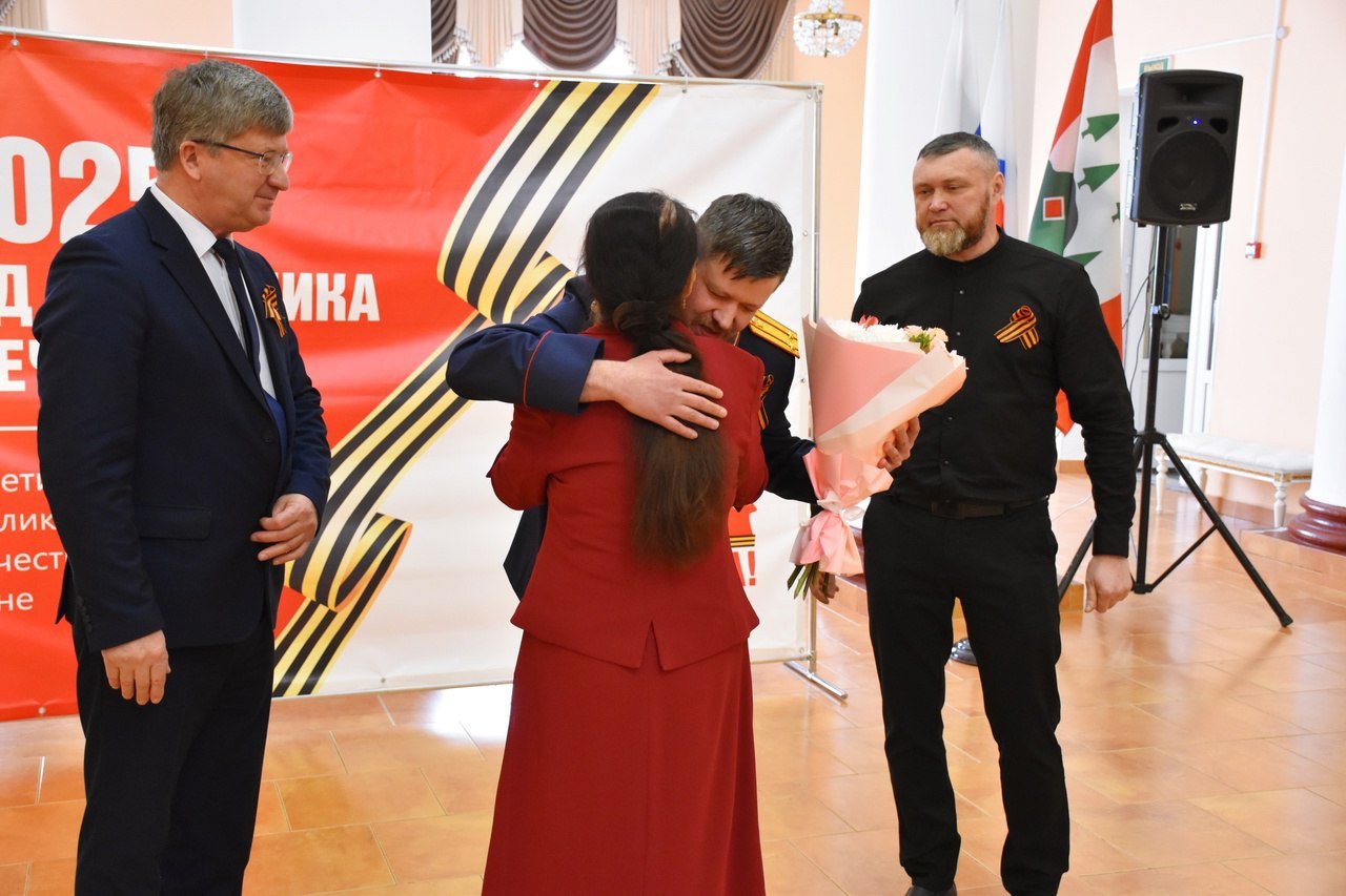 В Бокситогорском районе открыли Год Защитника Отечества вручением медалей к 80-летию Победы - Во Дворце культуры Бокситогорска прошло торжественное вручение юбилейных медалей «80 лет Победы в Ве