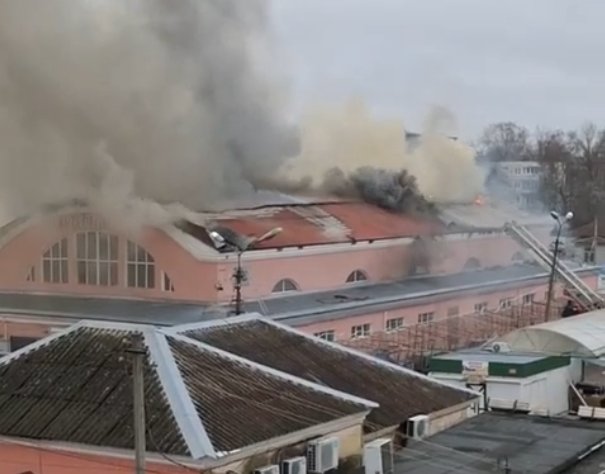 Крыша рынка полыхала в центре Гатчины - Как сообщили в МЧС, пострадавших нет.