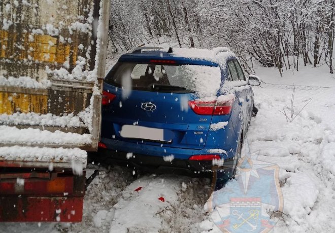 Фото: Аварийно-спасательная служба ЛО На Мурманском шоссе массовая авария с грузовиком: есть пострадавший - Всего столкнулись три транспортных средства. Пострадавшему оказали помощь до прибытия спасателей.