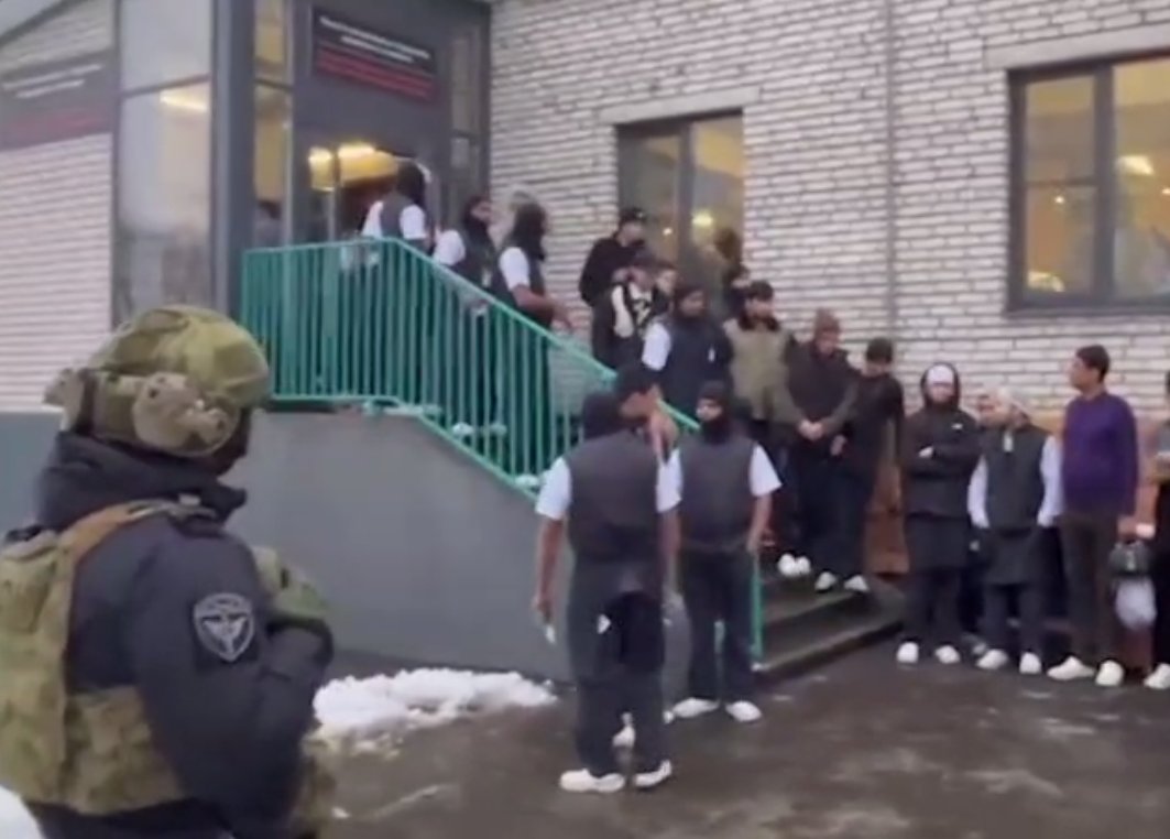 В Сестрорецке на предприятие нагрянул ОМОН: искали нелегальных мигрантов