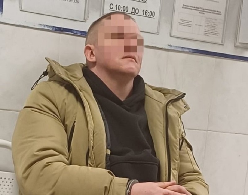 Мужчина силой удерживал женщину в квартире и требовал взять кредит в Волхове - В Волхове росгвардейцы задержали 38-летнего преподавателя техникума, подозреваемого в издевательства