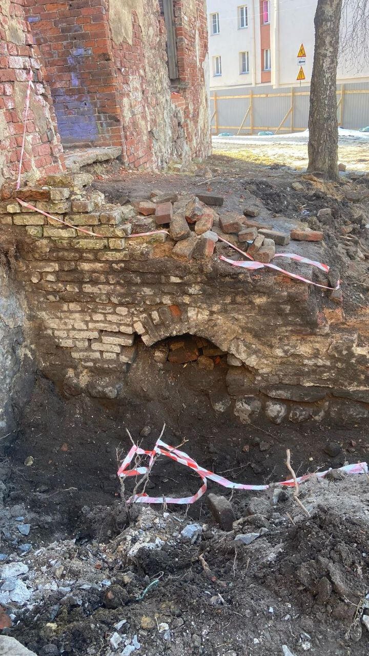 В Выборге во время консервации Старого кафедрального собора обнаружили крыльцо XIX века - Предположительно, оно датируется XIX веком.
