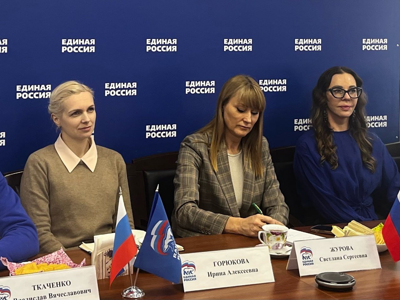 "У нас уникальная область": Светлана Журова рассказала молодежи из новых регионов о жизни Ленобласти - Парламентарий провела встречу с молодежью из ЛНР и ДНР, Херсонской и Запорожской областей по видеосв