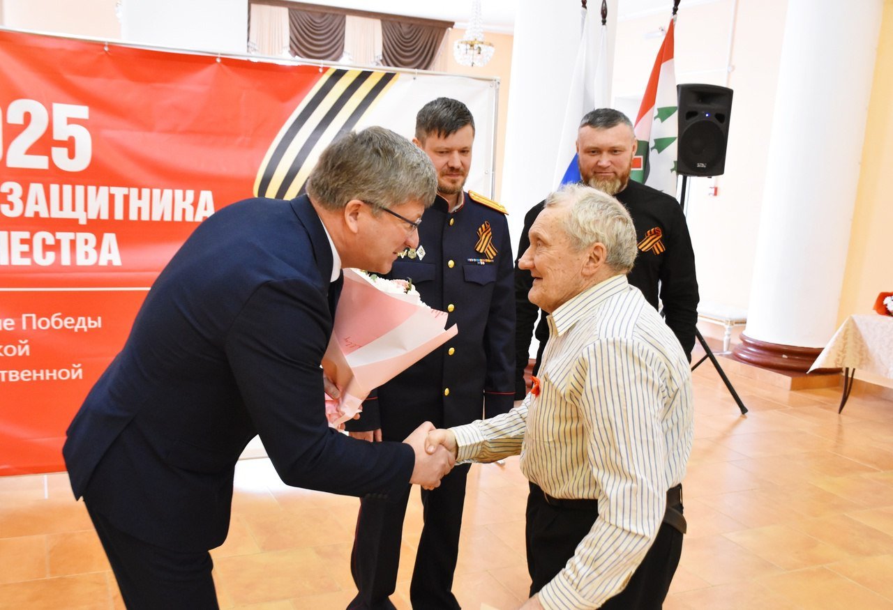 В Бокситогорском районе открыли Год Защитника Отечества вручением медалей к 80-летию Победы - Во Дворце культуры Бокситогорска прошло торжественное вручение юбилейных медалей «80 лет Победы в Ве