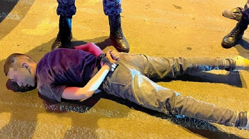 Двое жителей Мурино напали с ножом на знакомого в Петербурге. Пострадавший получил 10 колото-резаных ран - Возле станции метро «Достоевская» в центре Санкт-Петербурга вечером 23 марта двое 18-летних уроженце